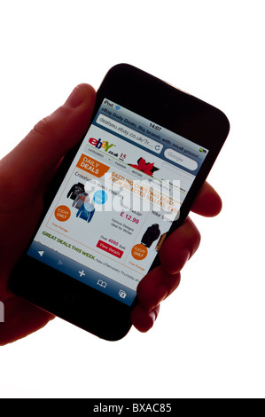 Der neue Apple Ipod Touch 4. Generation 4G Mediaplayer mit Internet-Verbindung zeigt Ebay Online-Shop auf weißem Hintergrund Stockfoto