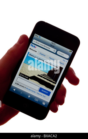 Der neue Apple Ipod touch 4. Generation 4G Media-Player mit Internet-Anschluss, die Flickr-Website auf einem weißen Hintergrund angezeigt Stockfoto