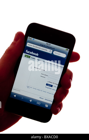 Der neue Apple Ipod touch 4. Generation 4G Media-Player mit Internet-Verbindung zeigt Facebook-Website auf einem weißen Hintergrund Stockfoto