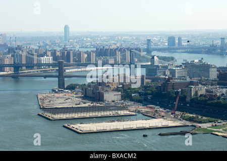 Luftaufnahme von Brooklyn Heights, Brooklyn und Manhattan Bridge über den East River, New York City, USA Stockfoto