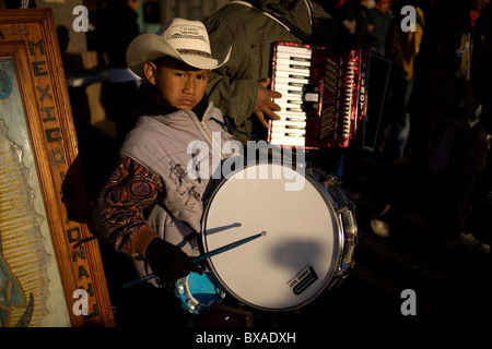 Ein Junge spielt eine Trommel mit einer nördlichen mexikanischen Band außerhalb der Muttergottes von Guadalupe Basilica in Mexiko-Stadt Stockfoto