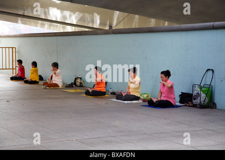 Frauen praktizieren von Falun Gong, Singapur Stockfoto