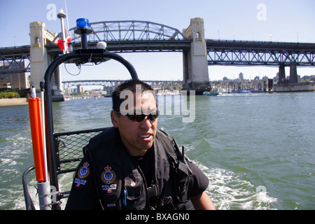 Vancouver Polizei Marine-Einheit Boot Patrouillen in der Nähe von Burrard Bridge in Vancouver, British Columbia, Kanada Stockfoto