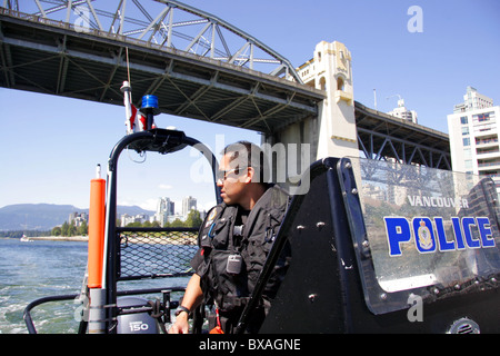 Vancouver Polizei Marine-Einheit Boot Patrouillen in der Nähe von Burrard Bridge in Vancouver, British Columbia, Kanada Stockfoto