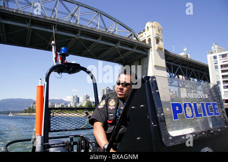 Vancouver Polizei Marine-Einheit Boot Patrouillen in der Nähe von Burrard Bridge in Vancouver, British Columbia, Kanada Stockfoto