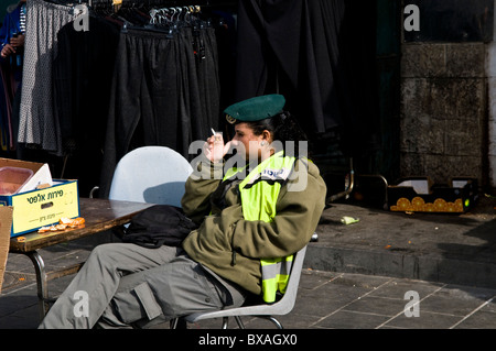 Ein israelischer weibliche Grenze Soldat im Dienst in der Innenstadt von Jerusalem. Stockfoto