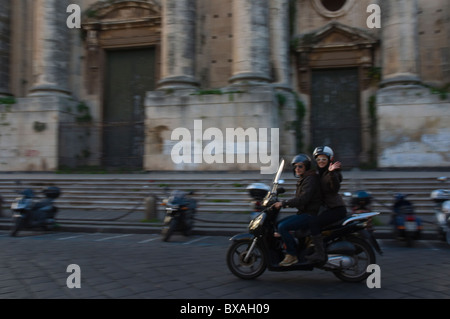 Paar auf Roller Catania-Sizilien-Italien-Europa Stockfoto