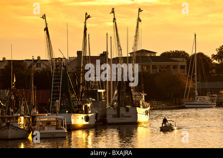 Sonnenuntergang über dem Krabbenkutter auf Shem Creek in Mt. Pleasant, SC Stockfoto