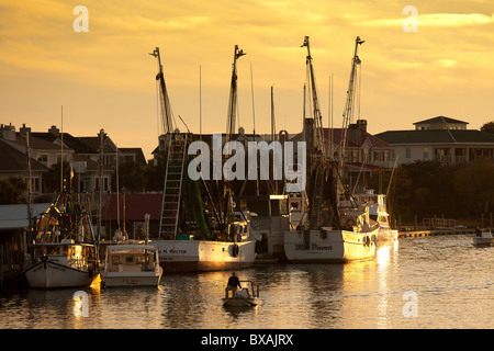 Sonnenuntergang über dem Krabbenkutter auf Shem Creek in Mt. Pleasant, SC Stockfoto