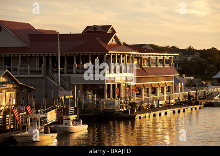 Sonnenuntergang über den Restaurants am Shem Creek Mt Pleasant, SC Stockfoto