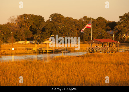 Sonnenuntergang über den Sumpf auf Shem Creek Mt Pleasant, SC Stockfoto