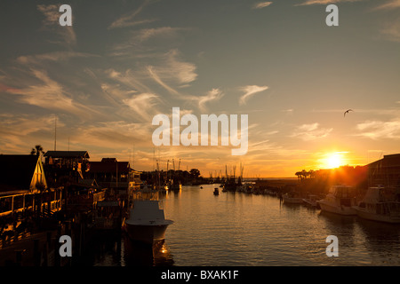 Sonnenuntergang über dem Krabbenkutter auf Shem Creek in Mt. Pleasant, SC Stockfoto