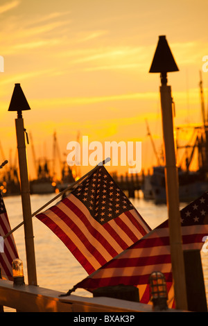 Sonnenuntergang über dem Krabbenkutter auf Shem Creek in Mt. Pleasant, SC Stockfoto