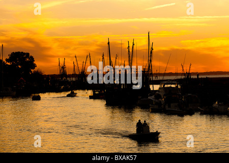 Sonnenuntergang über dem Krabbenkutter auf Shem Creek in Mt. Pleasant, SC Stockfoto