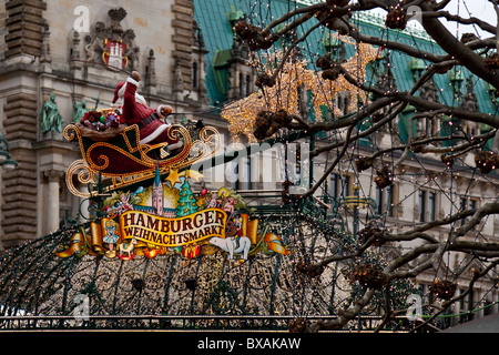 Haupteingang der Hamburger Weihnachtsmarkt / Hamburger Weihnachtsmarkt in den Rathausplatz. Stockfoto