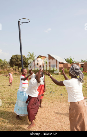 Mädchen im Teenageralter spielen Korbball in Bugabwe Dorf, Iganga Bezirk, östlichen Uganda, Ostafrika. Stockfoto