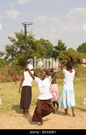 Mädchen im Teenageralter spielen Korbball in Bugabwe Dorf, Iganga Bezirk, östlichen Uganda, Ostafrika. Stockfoto