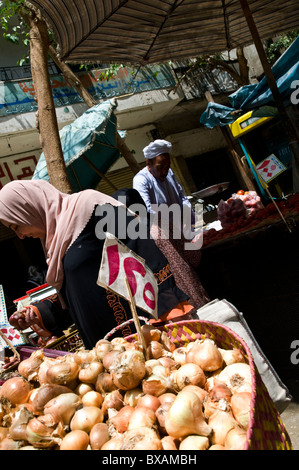 Knoblauch und Zwiebel verkauft in den dynamischen Märkten von Kairo Stockfoto