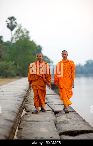 Zwei Mönche auf einem Spaziergang, Angkor, Kambodscha Stockfoto