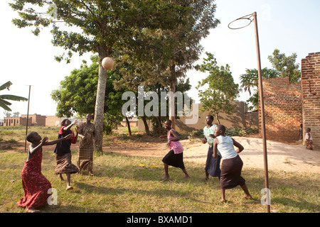 Mädchen im Teenageralter spielen Korbball in Igamba Dorf, Iganga Bezirk, östlichen Uganda, Ostafrika. Stockfoto