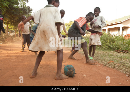 Kinder spielen Fußball mit einem Ball aus Lumpen in Igamba Dorf, Iganga Bezirk, östlichen Uganda, Ostafrika. Stockfoto