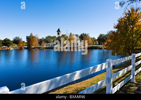 See mit Blick auf Kirche in der Nähe zum Zentrum von Disney Zweck gebaut Township Celebration, Kissimmee, Orlando, Florida, USA Stockfoto