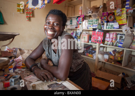 Frau Ruth Namuganza ist Inhaber eines kleinen Unternehmens im Osten Wanyama, Jinja Bezirk, östlichen Uganda, Ostafrika. Stockfoto