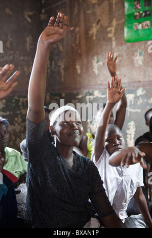 Mädchen im Teenageralter besuchen ein Jugendlichen nach der Schule-Entwicklungsprogramm in Jinja District, östlichen Uganda, Ostafrika. Stockfoto