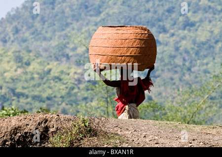 Einen riesigen Korb auf dem Kopf tragen. Stockfoto