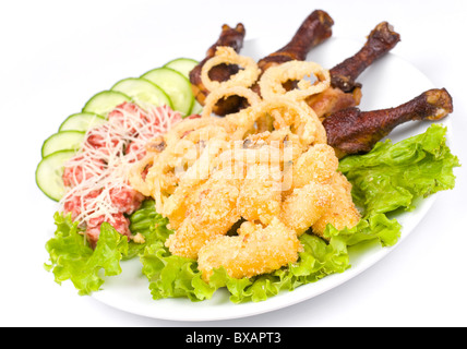 Tintenfischringe in Teig, Fleisch und Käse Kugeln, Käse-Sticks und gegrillte Hähnchenschenkel gebraten Stockfoto