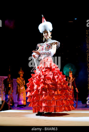 ULAN-UDE, Russland - 29 Oktober: Ein asiatische weibliche Modell zeigt eine Kleid in ethnischen (in der Nähe von mongolischen Burjaten) style bei den in Stockfoto