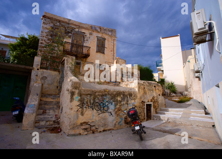 Alten unbewohnten zweistöckiges Haus in Ermoupolis, auf den griechischen Kykladen Insel Syros. Stockfoto