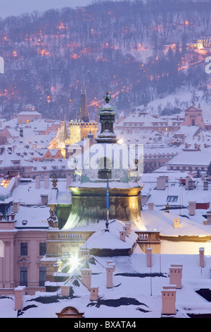 Prag - Winter Blick auf kleinere Dächer der Stadt mit Schnee bedeckt Stockfoto