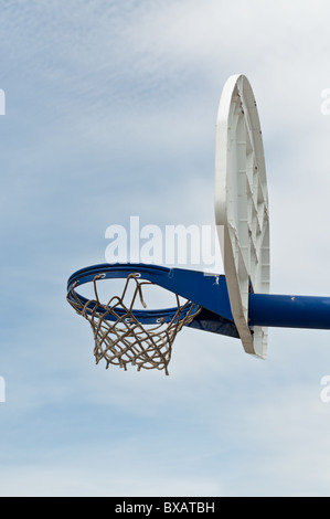 Ein Basketballkorb und Rückwand in einen Spielplatz im Freien. Stockfoto