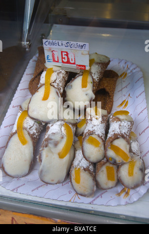 Cannoli Siciliani gefüllt das Gebäck mit süßen Ricotta Palermo Sizilien Italien Europa Stockfoto