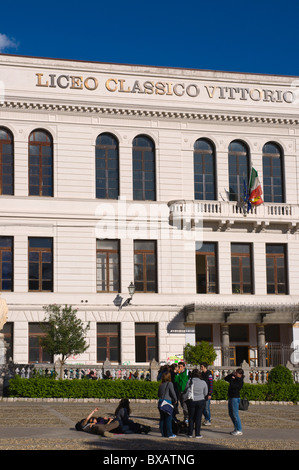 Schüler vor Liceo Classico Vittorio Emanuele II High School in Piazza Indipendenca Quadrat Palermo Sizilien Italien Stockfoto