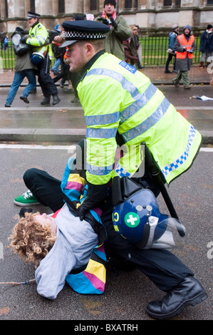 Polizisten schützen den Houses of Parliament während einer Demonstration von Studenten in London. Stockfoto