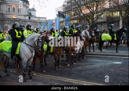 Metropolitanpolizei Pferde im Einsatz während der studentischen Unruhen in London im Jahr 2010. Stockfoto