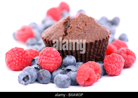 Schoko-Muffin auf Obst Hintergrund Stockfoto
