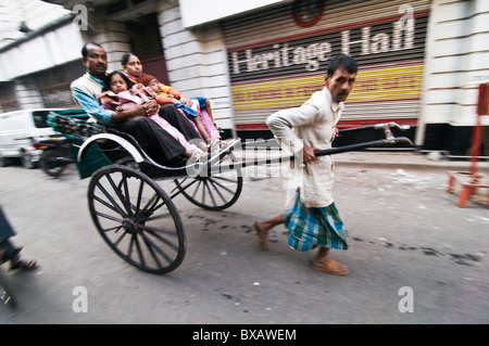 Hand gezogen Rickshaws sind noch im Einsatz in den Straßen von Kalkutta. Stockfoto