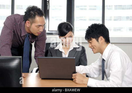 Geschäftsleute, die in einem Business-Meeting diskutieren Stockfoto