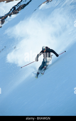 Mann und Telemarken auf steilen Berghang Stockfoto