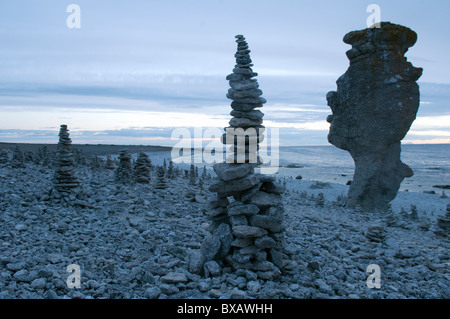 Kalkstein-Säule und Stapel der Felsen am Strand Stockfoto
