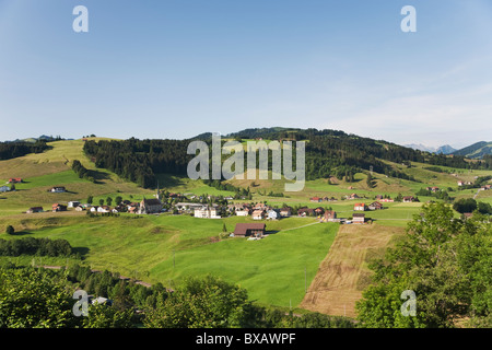 Blick auf das Dorf inmitten üppiger Landschaft Stockfoto