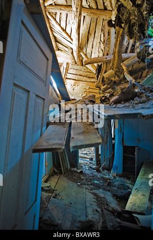 Verlassene und beschädigte Haus innen Stockfoto