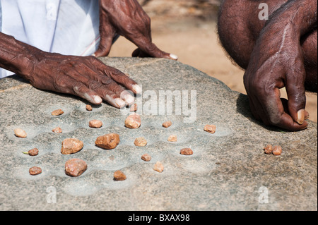 Altes Spiel wie Entwürfe mit Steinen, die indische Männer in einer ländlichen indischen Dorf gespielt. Andhra Pradesh, Indien Stockfoto