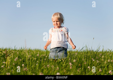 Mädchen stehen auf Wiese Stockfoto