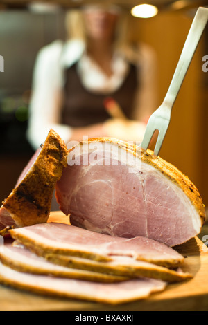 Weihnachtsgans in Scheiben geschnitten auf Schneidebrett Stockfoto