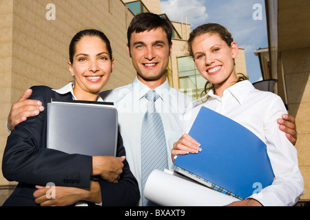 Porträt des jungen erfolgreichen Business-Team auf den industriellen Hintergrund Stockfoto