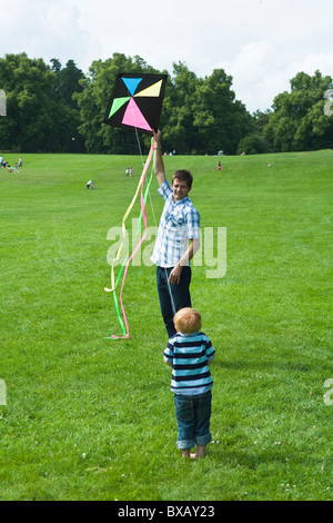 Vater mit Sohn spielt mit kite Stockfoto